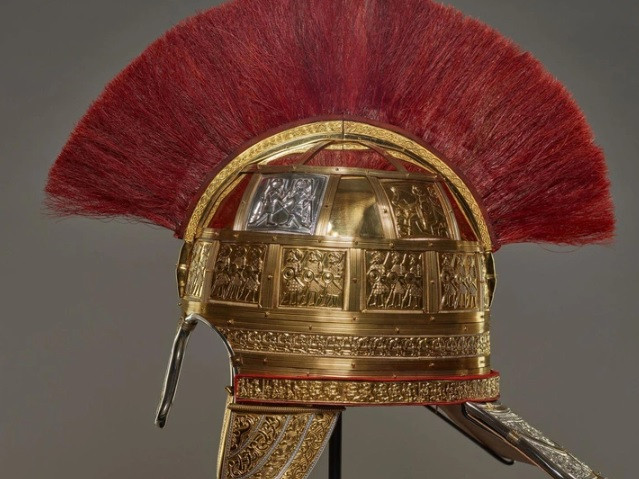 Ngoài ra, kho báu khổng lồ trên còn có một chiếc mũ bạc mạ vàng, mũ giáp từ thời Anglo-Saxon cực kỳ hiếm ở Anh.