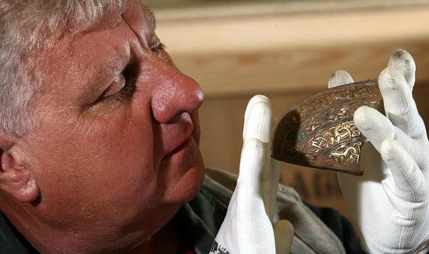 Giới nghiên cứu tin rằng, vương quốc Mercia ở vùng trung du nước Anh ngày nay đã lấy được các báu vật trên từ tay những vương quốc như: Northumbria, Đông Anglia và Wessex.