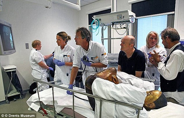 Sau hơn 20 năm mất tích, người dân ở thôn Dương Xuân, thành phố Tam Minh, tỉnh Phúc Kiến, Trung Quốc nhận ra bức tượng khi nó xuất hiện tại Triển lãm Xác ướp Thế giới ở Budapest, Hungary năm 2015. Bức tượng sau đó bị rút khỏi triển lãm.