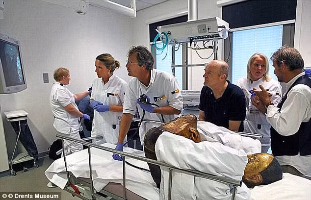 Sau hơn 20 năm mất tích, người dân ở thôn Dương Xuân, thành phố Tam Minh, tỉnh Phúc Kiến, Trung Quốc nhận ra bức tượng khi nó xuất hiện tại Triển lãm Xác ướp Thế giới ở Budapest, Hungary năm 2015. Bức tượng sau đó bị rút khỏi triển lãm.