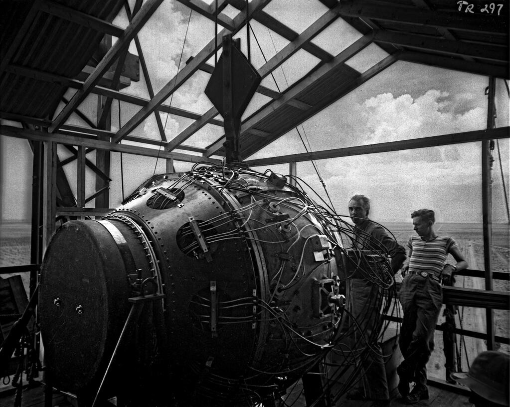 Quả bom nguyên tử Gadget được đặt trên đỉnh một tòa tháp cao 30m rồi kích nổ và giải phóng năng lượng tương đương khoảng 21 kiloton TNT.