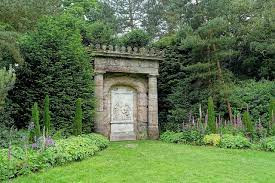 Chữ khắc Shugborough là dòng chữ lạ trên bức tượng đài từ thế kỷ 18 ở Staffordshire, Anh. Khi đứng nhìn từ xa, mọi người sẽ thấy tượng đài chỉ giống bản điêu khắc bức tranh "Những người chăn cừu ở Arcadia" nổi tiếng của Nicolas Poussin.