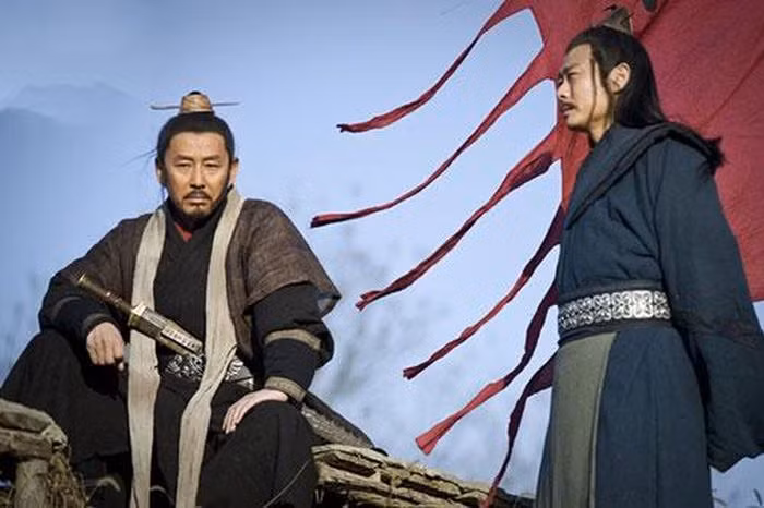 Do là bạn Trương Lương nên Hạng Bá không nỡ xuống tay giết chết Lưu Bang. Nhận thấy Lưu Bang gặp nguy hiểm, Trương Lương liền vội ra gọi Phàn Khoái vào cứu quân chủ. Khi thấy Phàn Khoái mang kiếm định xông vào lều, các binh sĩ của Hạng Vũ cản lại. Tuy nhiên, tất cả đều không phải đối thủ của Phàn Khoái.