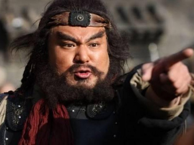 Hổ tướng Thạch Bảo được mô tả có kỹ năng chiến đấu thượng thừa: “Quen dùng cây chùy lưu tinh đánh trăm đòn trăm trúng, cũng giỏi đánh Bích phong đao cắt sắt chặt đồng đâm xuyên ba lần giáp sắt”.