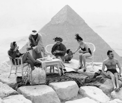 Một nhóm du khách ăn uống, nghỉ ngơi trên đỉnh kim tự tháp Giza, Ai Cập năm 1938.