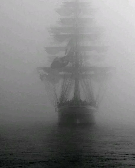 Một con tàu di chuyển qua màn sương mù mờ ảo năm 1900 khiến nhiều người liên tưởng đến những "con tàu ma" lênh đênh trên biển.