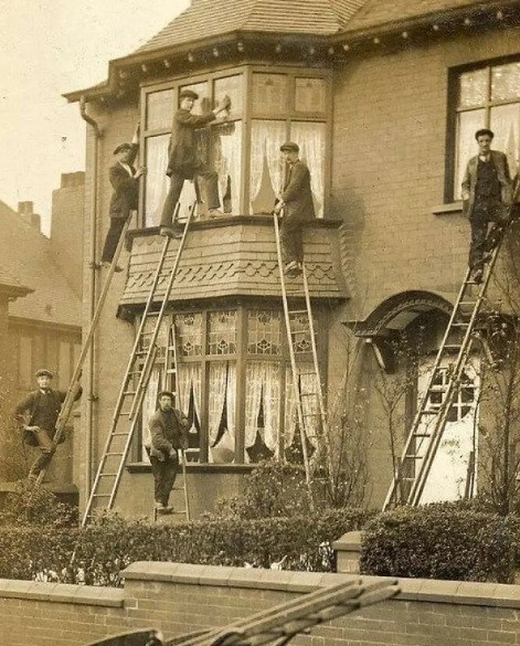 Cách đây hơn 100 năm, những người thợ lau chùi cửa kính cho các ngôi nhà lớn mặc vest chỉnh tề khi làm việc.