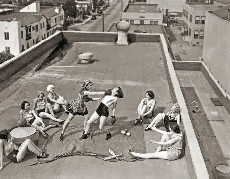 Một nhóm phụ nữ luyện tập đấm bốc trên sân thượng của một tòa nhà năm 1938.