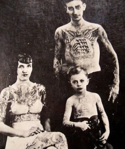 Ảnh chụp một gia đình xăm hình gần như khắp cơ thể năm 1900.