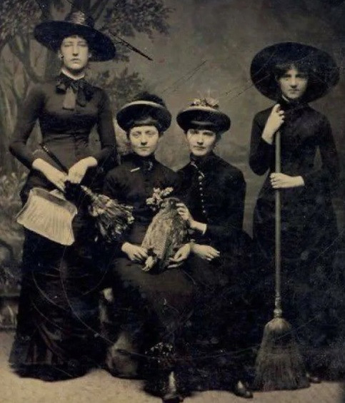 Bốn cô gái hóa trang thành phù thủy hắc ám năm 1875.