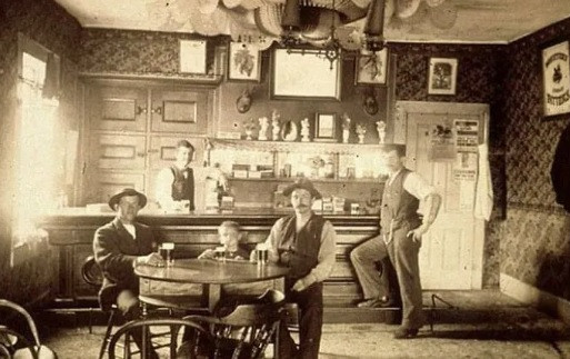 Một quán bar phục vụ bia cho cả trẻ em. Thế nhưng, những đứa trẻ chỉ được uống bia với loại cốc mini.