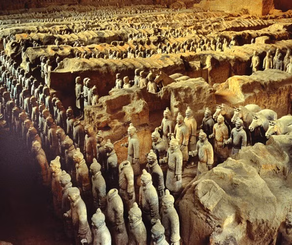 Xung quanh lăng có 4 ngôi mộ phụ bố trí ở 4 hướng: Đông Nam, Đông Bắc, Tây Nam và Tây Bắc. Mỗi ngôi mộ đều có một lối đi kết nối với lăng mộ chính, có thể dùng để chứa đồ tang lễ hoặc cúng tế.