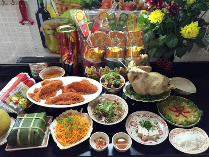 Các gia đình thực hiện nghi lễ cúng ông Công ông Táo nhằm cầu mong sự yên bình, ấm no, đủ đầy trong năm mới.