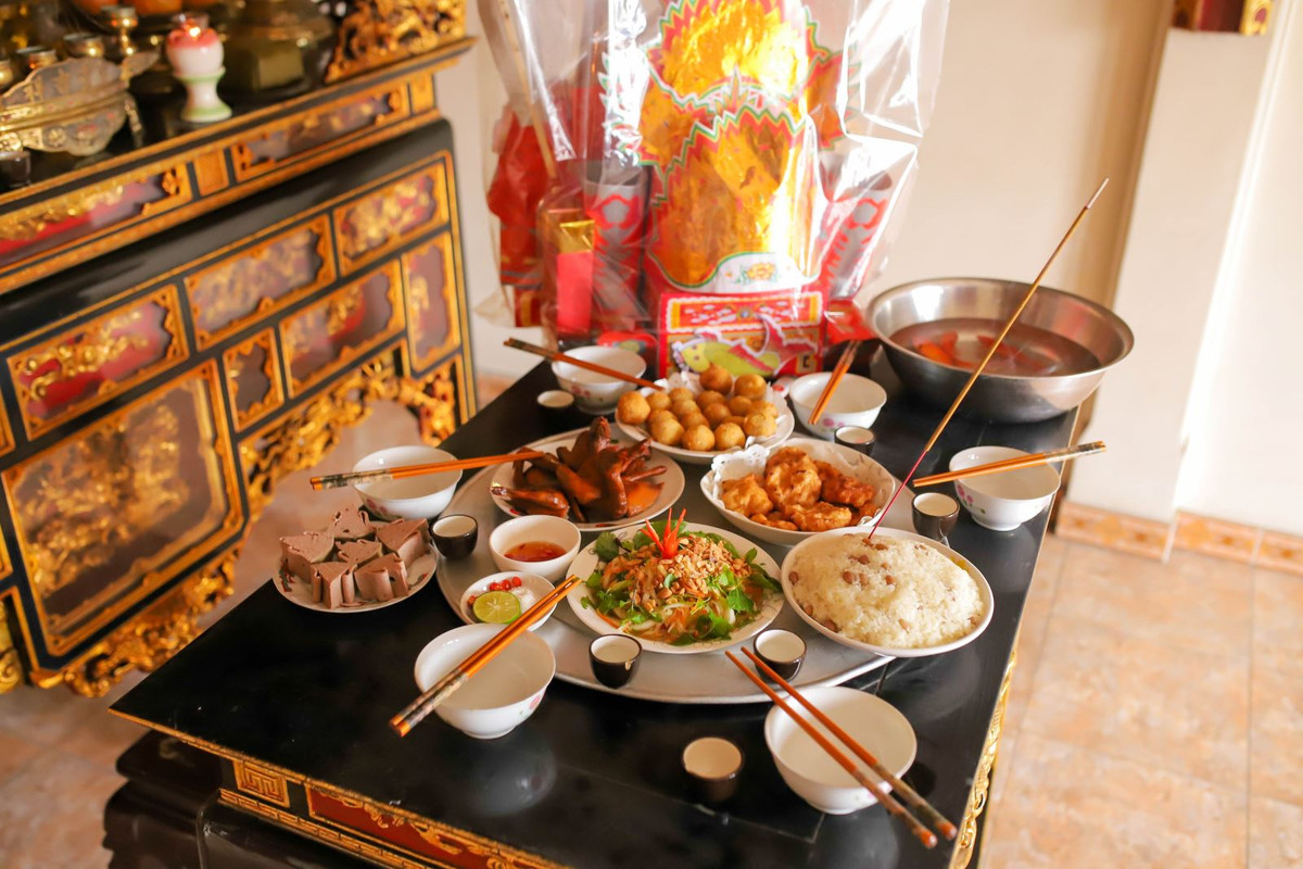 Ngày 23 tháng Chạp (tức 2/2/2024 Dương lịch): Ngày Nhâm Thân, Hoàng Đạo Tư Mệnh. Các khung giờ đẹp gồm: Thìn: 7h - 9h; Tỵ: 9h - 11h; Giờ Thìn là giờ tốt nhất trong ngày. Giờ Ngọ ngày 23 tháng Chạp năm nay trùng với giờ xấu nên không nên cúng. (Thông tin trong bài chỉ mang tính tham khảo).