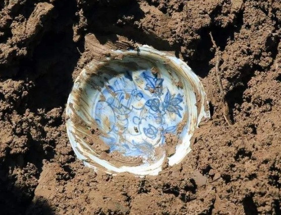 Trong suốt nhiều năm, Bành Trạch Lâm đã tìm kiếm khắp núi Giáp Sơn và phát hiện hàng chục ngôi mộ giả. Ông cho rằng trên núi có nhiều mộ giả như vậy cho thấy danh tính người được chôn cất không hề tầm thường. Đồng hành cùng ông Bành đi tìm lời giải là người phụ trách bảo tàng huyện Thạch Môn, ông Long Tây Bân.