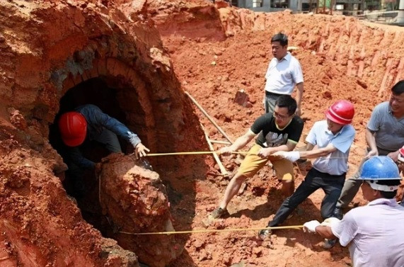 Vào cuối năm 1980, Bành Trạch Lâm lên núi kiểm tra sau khi huyện Thạch Môn trải qua một trận tuyết hiếm thấy. Theo đó, ông phát hiện hiện tượng lạ là nhiều nơi trên dốc tuyết tan rất nhanh, kèm theo hơi nước trắng xóa liên tục bốc lên.