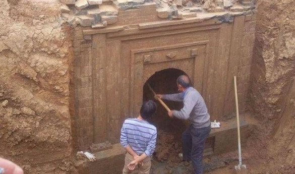 Nằm trên núi Giáp Sơn thuộc huyện Thạch Môn, tỉnh Hồ Nam, Trung Quốc, chùa Giáp Sơn được cho là xây dựng vào thời nhà Đường. Vào một đêm cách đây khoảng 300 năm, các nhà sư đã mang theo 48 quan tài rồi lặng lẽ biến mất.