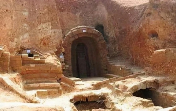 Sự việc này khiến nhiều người tò mò danh tính của những thi hài được đặt trong 48 cỗ quan tài. Bành Trạch Lâm là một viên kiểm lâm sống dưới chân núi Giáp Sơn đã sớm nghe đến câu chuyện này và muốn làm sáng tỏ sự việc.