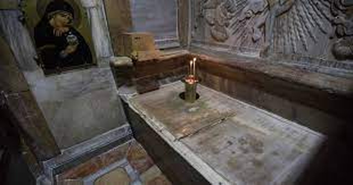 Khi mở ngôi mộ Chúa Jesus, các nhà lãnh đạo tôn giáo từ Hy Lạp và các nhà thờ chính thống Amenia, các tu sĩ dòng Francis - những người chịu trách nhiệm về nhà thờ này - là những người đầu tiên bước vào ngôi mộ. Theo các chuyên gia, bên dưới phiến đá cẩm thạch là một lớp bụi. Sau khi dọn dẹp xong lớp bụi, họ bất ngờ tìm thấy một phiến đá cẩm thạch khác màu xám khắc hình cây thánh giá nhỏ.