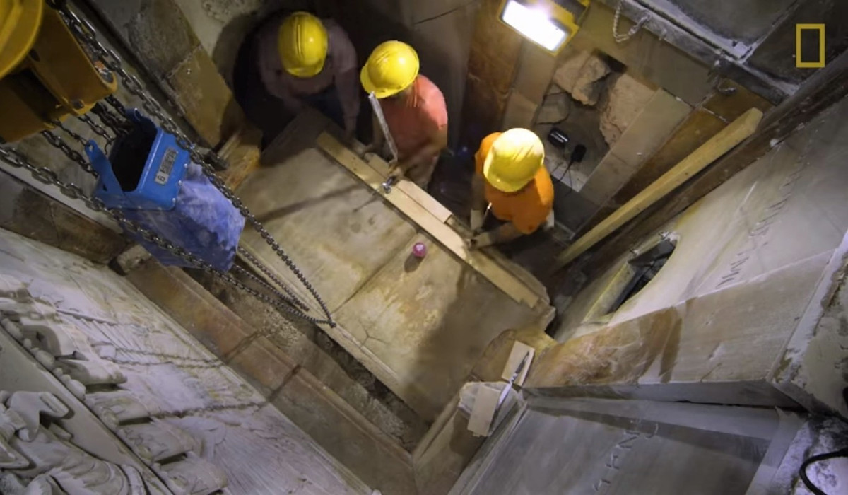 Do thời gian có hạn nên 35 chuyên gia làm việc liên tục suốt ngày đêm, tỉ mỉ từng công đoạn để tránh làm hư hại công trình khi mở mộ Chúa Jesus. Mọi chi tiết về quá trình mở mộ được nhóm chuyên gia ghi chép cẩn thận để có thể nghiên cứu kỹ hơn.