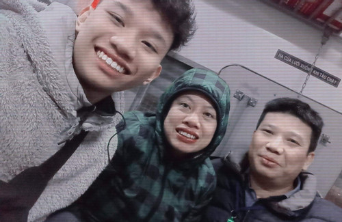 Cap doi tiep vien thoang nhin nhau roi ga tren chuyen tau nguoc chieu-Hinh-5