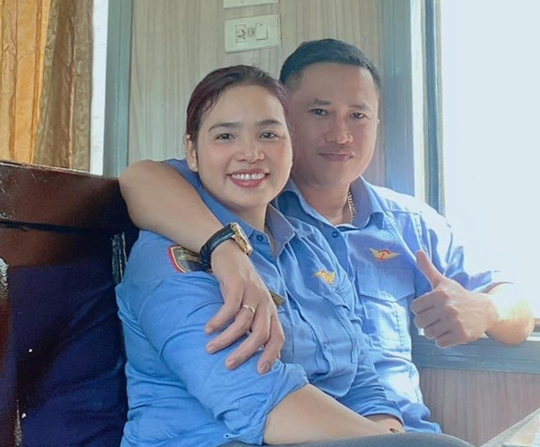 Cap doi tiep vien thoang nhin nhau roi ga tren chuyen tau nguoc chieu