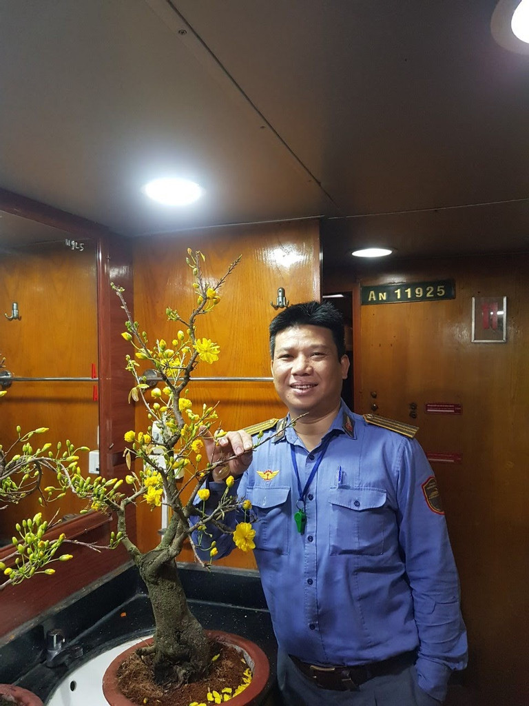 Cap doi tiep vien thoang nhin nhau roi ga tren chuyen tau nguoc chieu-Hinh-3