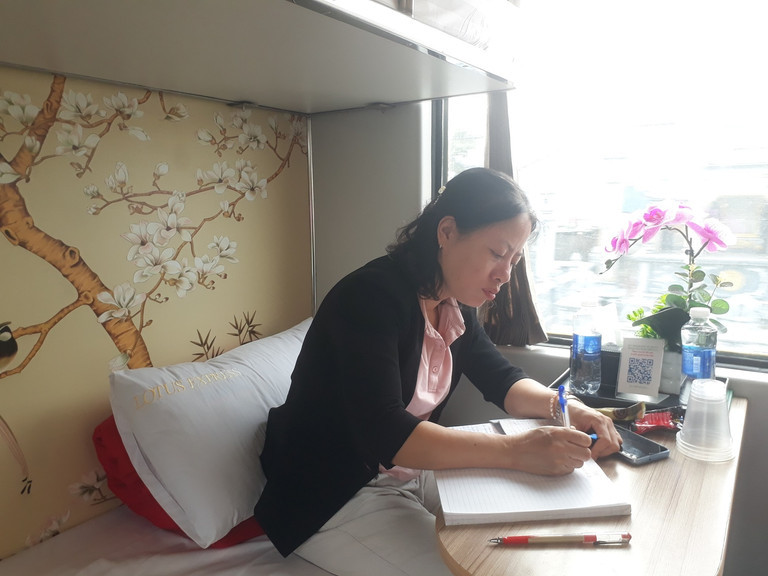 Cap doi tiep vien thoang nhin nhau roi ga tren chuyen tau nguoc chieu-Hinh-4