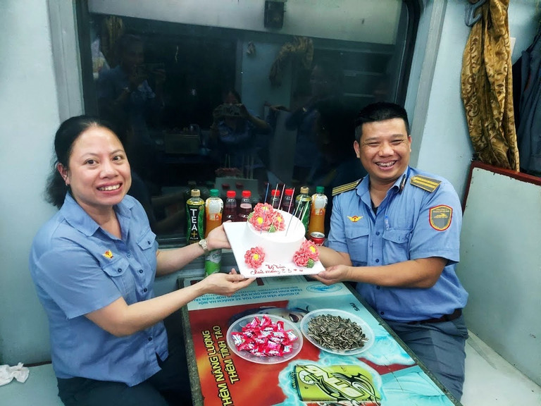 Cap doi tiep vien thoang nhin nhau roi ga tren chuyen tau nguoc chieu-Hinh-2