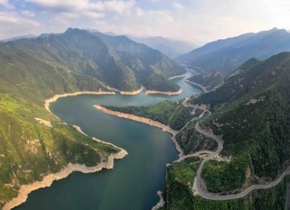  Vùng đất mệnh danh "long mạch" nổi tiếng Trung Quốc là dãy núi Tần Lĩnh. Là một trong những ngọn núi lâu đời nhất nước này, ngọn núi này được các chuyên gia ước tính hơn 200 triệu năm tuổi.