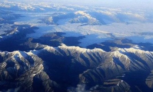 Dãy núi Tần Lĩnh chạy theo hướng Đông - Tây, trải dài hơn 1.600 km dọc các tỉnh Cam Túc, Thiểm Tây, Hà Nam và An Huy. Với chiều dài đồ sộ, 751 đỉnh thuộc dãy núi này được đặt tên. Trong số này, cao nhất là Thái Bạch Sơn (3.767m).