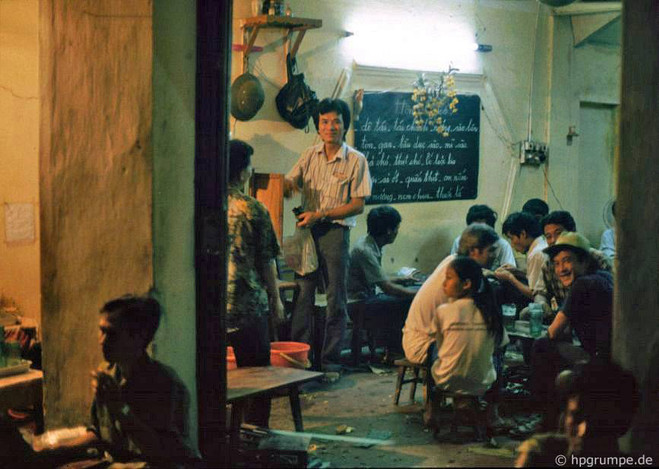 Một quán bán bia hơi ở Hà Nội. Kết thúc một ngày làm việc bận rộn, nhiều người dân đi uống bia, trò chuyện với nhau.