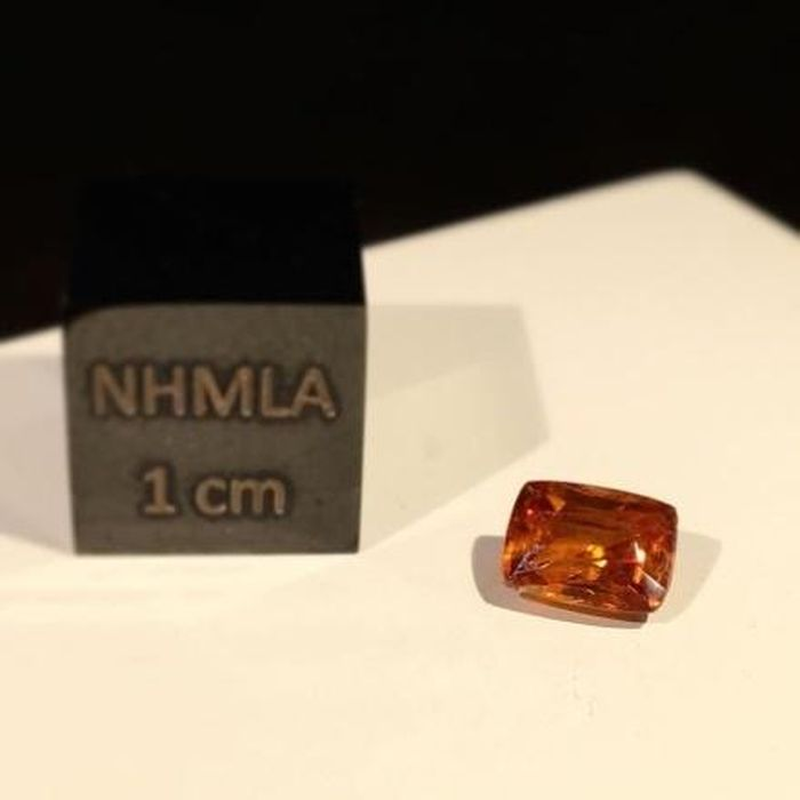 Cơ sở dữ liệu khoáng vật của Viện Công nghệ California (Caltech) có mô tả về kyawthuite. Nó là một viên đá quý nhỏ màu cam đậm 1,61 karat (hay nặng 0,3 gram).