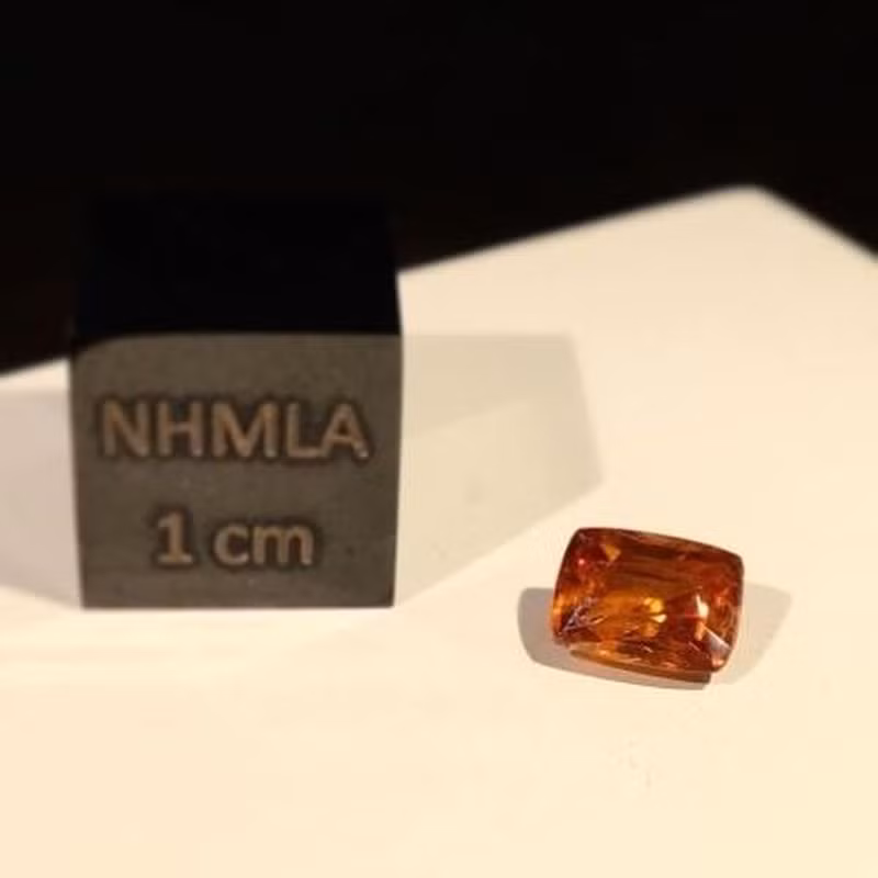 Cơ sở dữ liệu khoáng vật của Viện Công nghệ California (Caltech) có mô tả về kyawthuite. Nó là một viên đá quý nhỏ màu cam đậm 1,61 karat (hay nặng 0,3 gram).