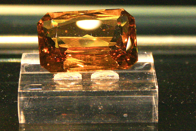 Bismuth là nguyên tố nặng đến mức khối lượng riêng của kyawthuite cao gấp 8 lần nước và gấp 2 lần khối lượng riêng của hồng ngọc - loại đá quý trông hơi giống kyawthuite.