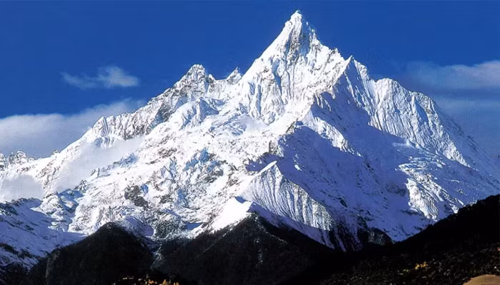 Tại nhiều điểm, phần dưới của mảng Ấn Độ sâu 200 km. Ở những nơi khác, độ sâu chỉ khoảng 100 km. Điều này cho thấy một phần mảng kiến tạo đang bong ra.