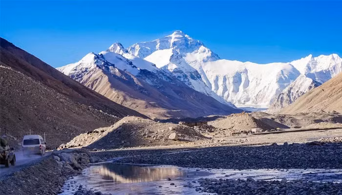 Một số nhà nghiên cứu suy đoán, mảng Ấn Độ có thể trượt xuống dưới mảng Á Âu mà không chìm sâu vào lớp phủ. Trong khi đó, một quan điểm khác cho rằng có thể phần sâu hơn của mảng Ấn Độ đang hút chìm trong khi phần phía trên chèn vào Tây Tạng.