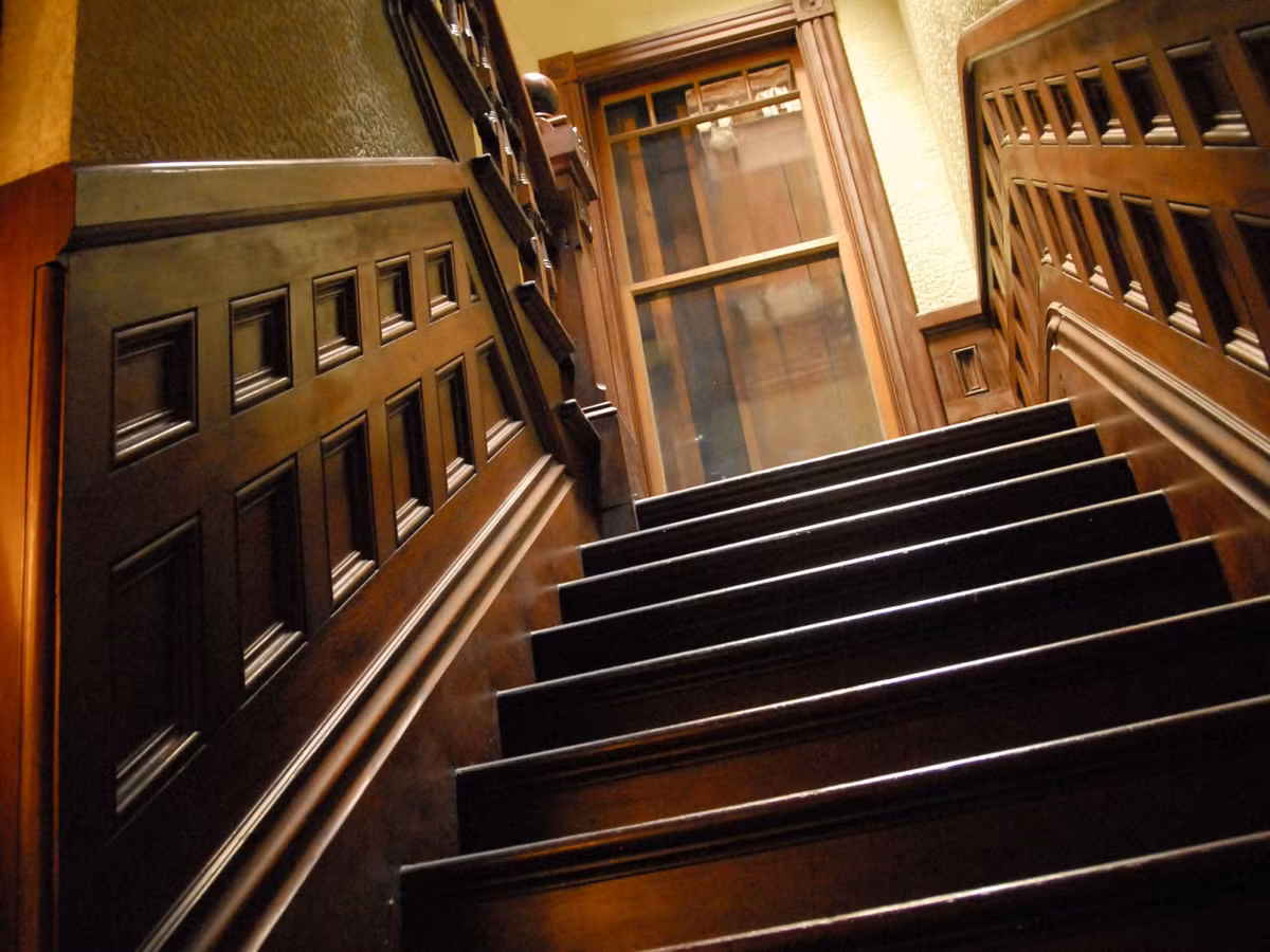 Sau đó, bà Sarah quyết định xây một căn biệt thự lớn để 3 chị em của bà có thể chuyển đến sống cùng. Vì vậy, bà bắt tay vào việc thuê người xây nhà mới.