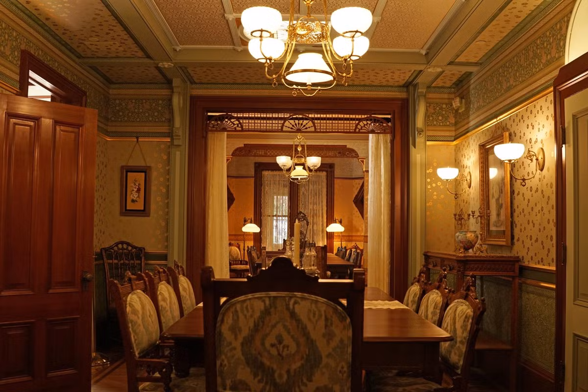 Vào thời hoàng kim, căn biệt thự Winchester cao 7 tầng. Tuy nhiên, sau trận động đất năm 1906, ngôi nhà bị hư hỏng nặng và sau đó được tu sửa, hiện chỉ còn 4 tầng.