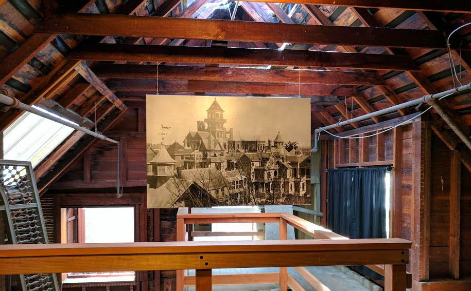 Bà Sarah được cho là có khả năng tâm linh, trong đó có việc nhìn thấy hồn ma. Bà bị ám ảnh bởi việc những linh hồn thiệt mạng vì súng - loại vũ khí do chồng bà sản xuất - đi theo mình nên xây dựng căn biệt thự trong suốt 38 năm.