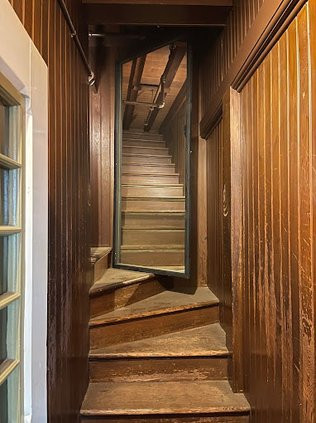 Năm 1885, góa phụ Sarah chuyển đến California để bắt đầu một cuộc sống mới. Tại đây, bà sống trong một trang trại rộng 161.000 m2 và thừa kế khối tài sản lớn từ công ty sản xuất súng mà người chồng quá cố để lại.