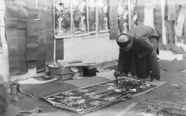 Một họa sĩ vẽ tranh ngay trên phố.