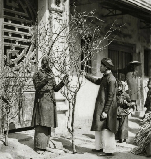 Một người dân hỏi mua cành đào.