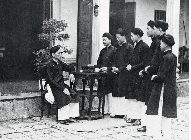 Các con đến chúc Tết cha vào dịp Tết Nguyên đán. Ảnh chụp tại một gia đình ở Hà Nội khoảng 100 năm trước.