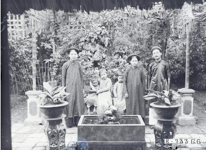 Các thành viên trong một gia đình ở Hà Nội mặc trang phục truyền thống đón Tết.