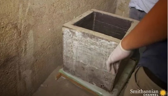 Thế nhưng, sau khi mở nắp quan tài, các chuyên gia biết được nhận định trước đó hoàn toàn sai. Thay vì pharaoh Ai Cập, xác ướp bên trong quan tài thuộc về một phụ nữ.