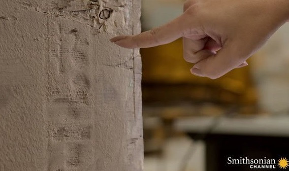 Để tìm ra danh tính của người phụ nữ, các chuyên gia nghiên cứu các cổ vật, bao gồm một chiếc rương có nhiều chữ tượng hình. Tuy nhiên, vị trí ghi tên của người phụ nữ trên chiếc rương bị hư hại nghiêm trọng.