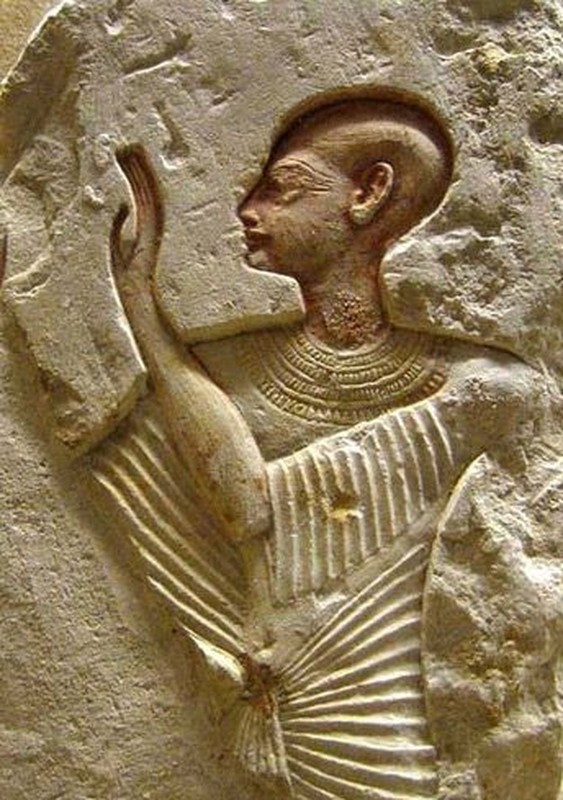 Trước khi Imhotep xây kim tự tháp bậc thang làm nơi an nghỉ cho pharaoh Djoser, người Ai Cập cổ đại thường xây lăng mộ theo hình chữ nhật với phần mái phẳng và dốc ở các mặt từ gạch bùn hoặc đá (thường được gọi là mastabas).