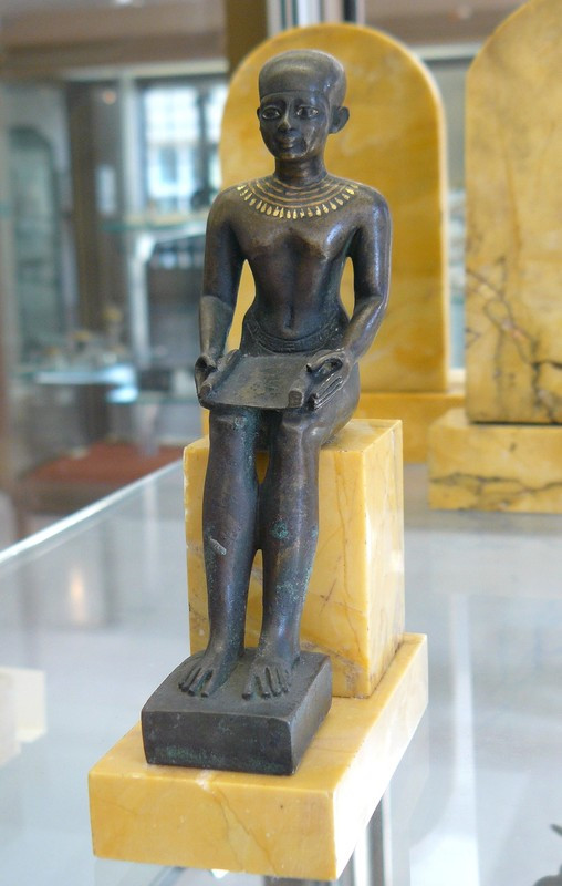 Cụ thể, các sử liệu ghi chép về việc Imhotep (2667 trước Công nguyên - 2600 trước Công nguyên) sống dưới thời trị vì của pharaoh Djoser. Thay vì là một ác nhân như trong phim, ông là polymath Ai Cập (từ để chỉ một chuyên gia về nhiều lĩnh vực). Bởi lẽ, ông là tể tướng, thầy tu, kiến trúc sư, nhà chiêm tinh, hiền triết và nhà nghiên cứu y khoa.