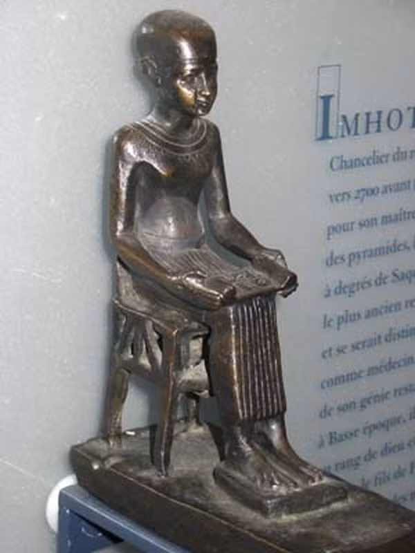 Ít ai biết rằng, "đại ác nhân" Imhotep là nhân vật có thật trong lịch sử Ai Cập cổ đại. Tuy nhiên, Imhotep ở đời thật có tính cách và cuộc sống khác biệt hoàn toàn so với phim ảnh.